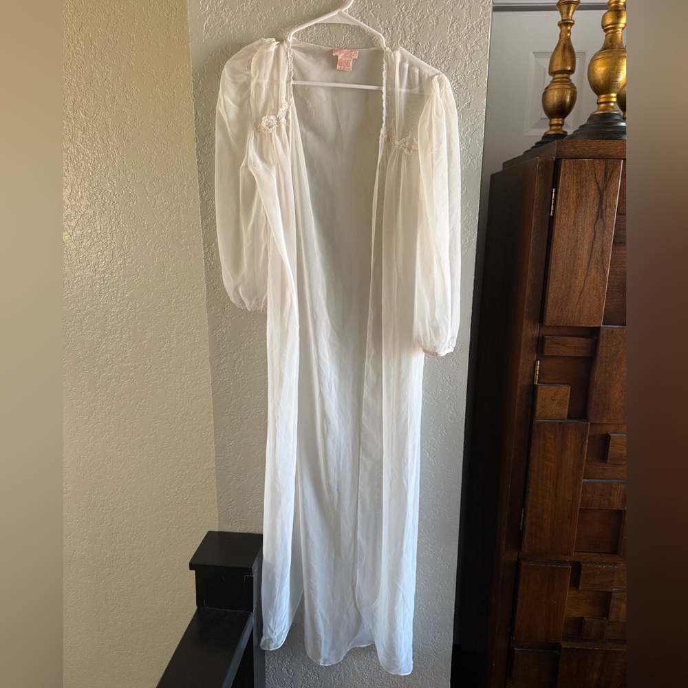 FLORA Elegant Sheer Lace Robe